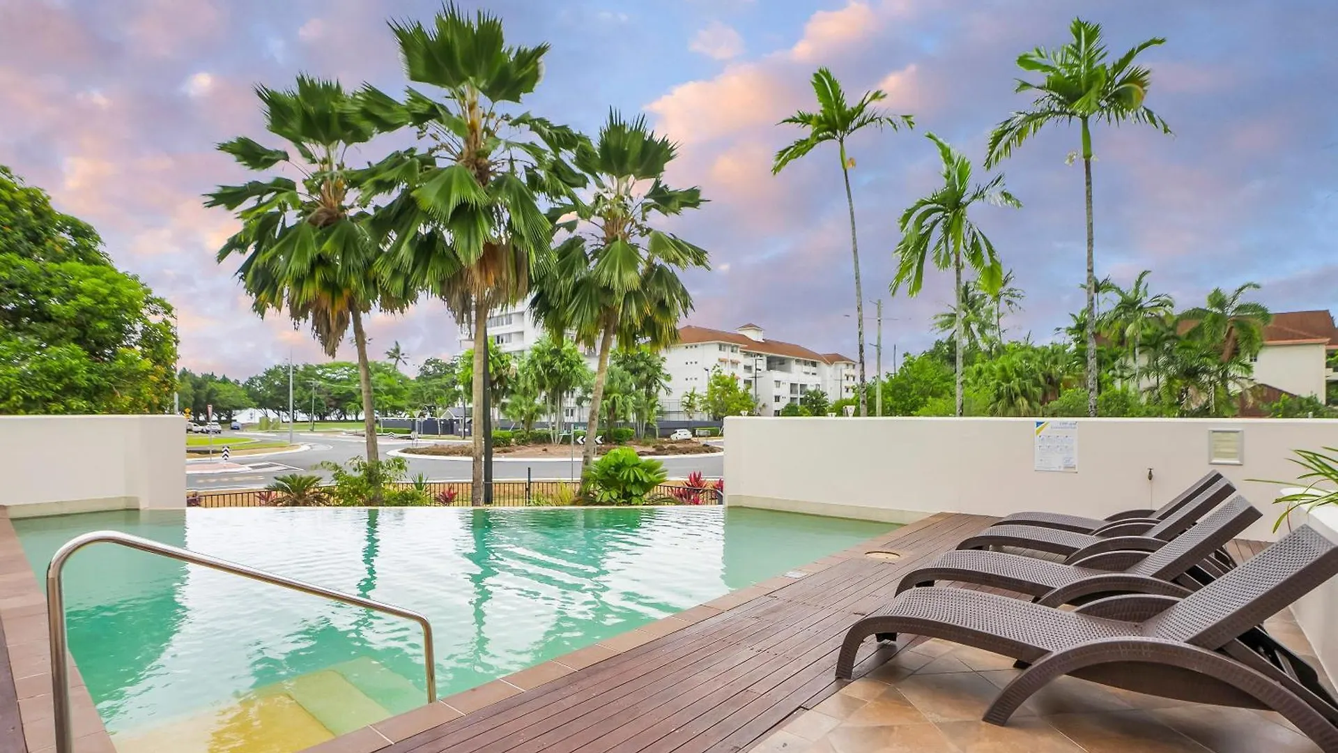 Sunrise Palms - Spacious Cairns Convenience