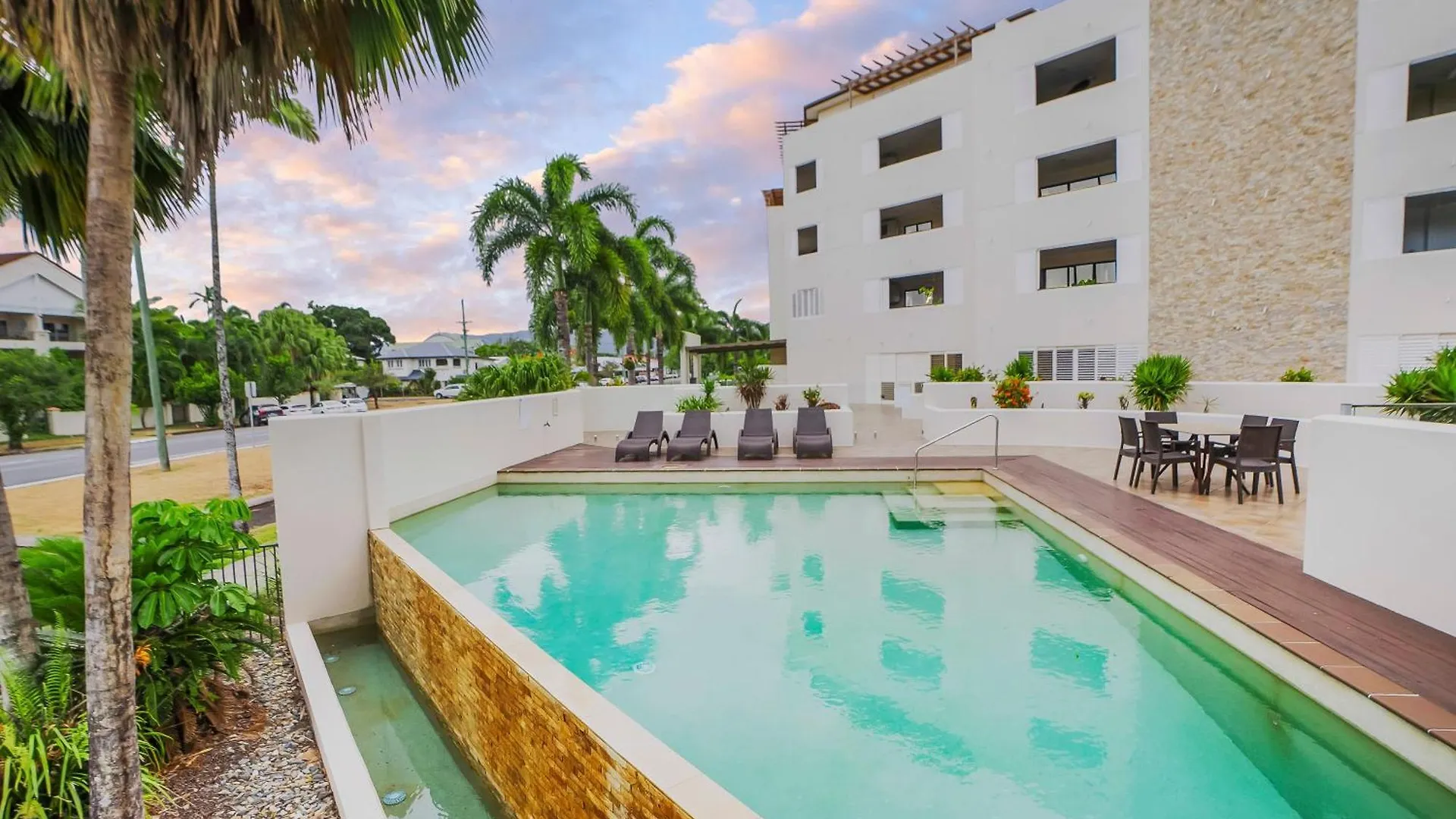 Sunrise Palms - Spacious Cairns Convenience Apartament